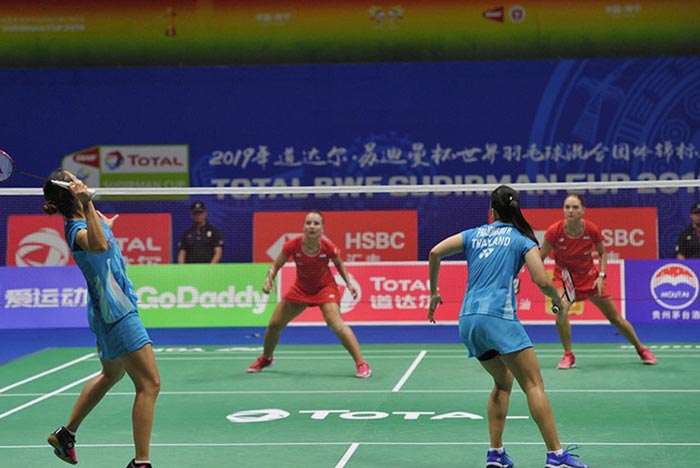 girl-badminton